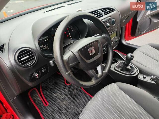 Червоний Сеат Leon, об'ємом двигуна 1.39 л та пробігом 140 тис. км за 6000 $, фото 18 на Automoto.ua