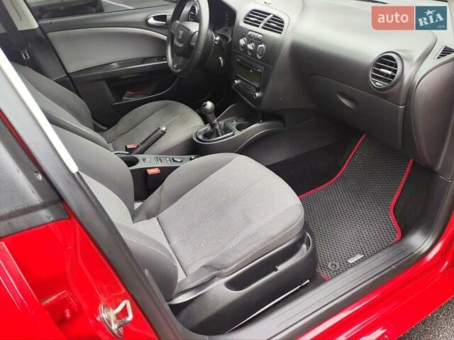 Червоний Сеат Leon, об'ємом двигуна 1.39 л та пробігом 140 тис. км за 6000 $, фото 11 на Automoto.ua