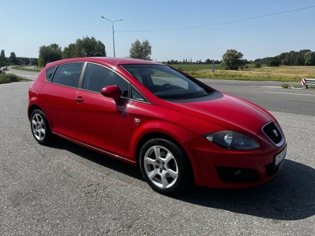 Червоний Сеат Leon, об'ємом двигуна 1.2 л та пробігом 185 тис. км за 5600 $, фото 1 на Automoto.ua