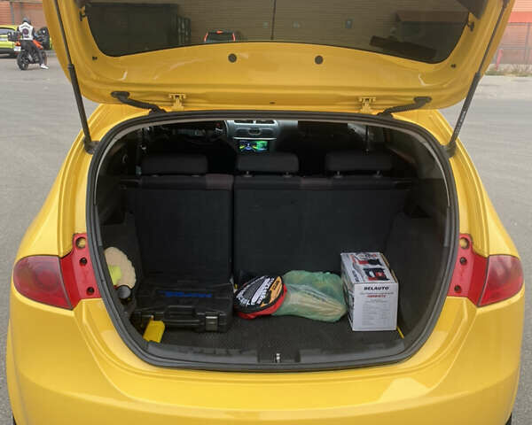 Желтый Сеат Леон, объемом двигателя 2 л и пробегом 197 тыс. км за 5300 $, фото 4 на Automoto.ua