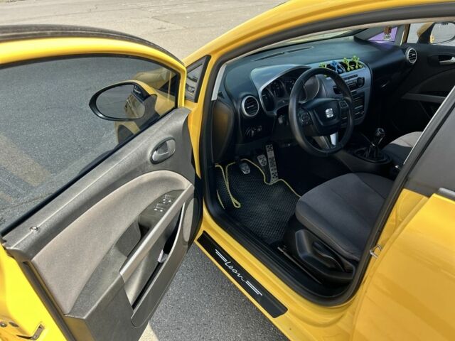 Желтый Сеат Леон, объемом двигателя 1.6 л и пробегом 177 тыс. км за 8000 $, фото 6 на Automoto.ua