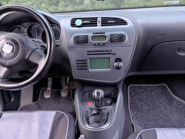 Сірий Сеат Leon, об'ємом двигуна 2 л та пробігом 260 тис. км за 4650 $, фото 2 на Automoto.ua
