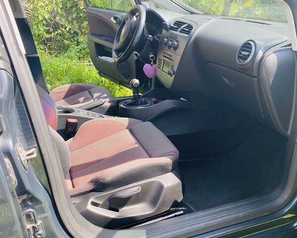 Серый Сеат Леон, объемом двигателя 0 л и пробегом 150 тыс. км за 7563 $, фото 1 на Automoto.ua