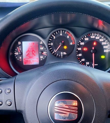 Серый Сеат Леон, объемом двигателя 2 л и пробегом 280 тыс. км за 7900 $, фото 7 на Automoto.ua