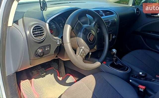 Серый Сеат Леон, объемом двигателя 2 л и пробегом 299 тыс. км за 5650 $, фото 5 на Automoto.ua