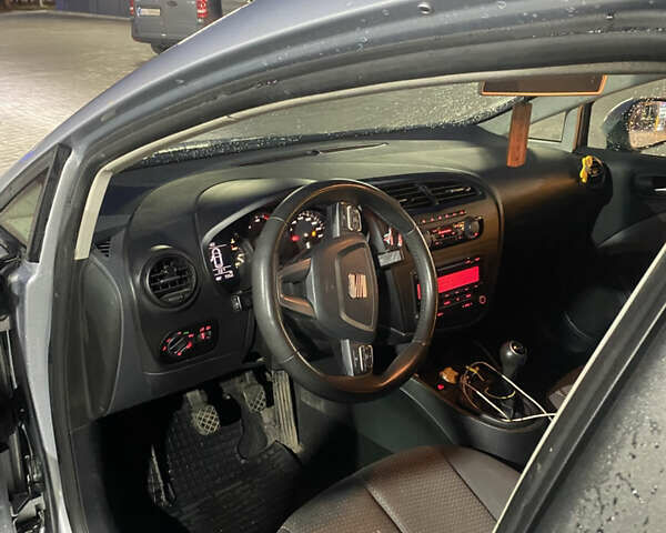 Серый Сеат Леон, объемом двигателя 1.6 л и пробегом 212 тыс. км за 5000 $, фото 8 на Automoto.ua