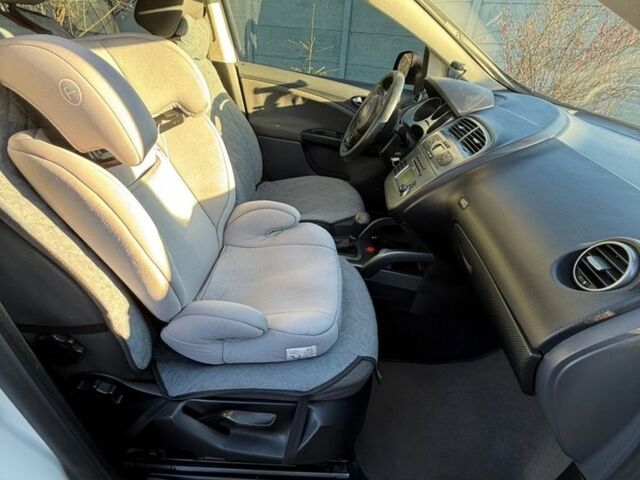 Белый Сеат Altea XL, объемом двигателя 2 л и пробегом 214 тыс. км за 6000 $, фото 4 на Automoto.ua