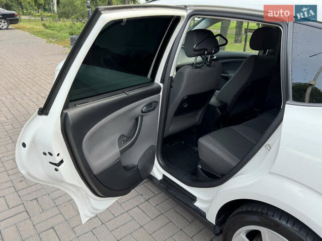 Белый Сеат Altea XL, объемом двигателя 1.6 л и пробегом 160 тыс. км за 11300 $, фото 13 на Automoto.ua