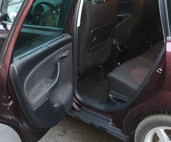 Красный Сеат Altea XL, объемом двигателя 2 л и пробегом 360 тыс. км за 5500 $, фото 6 на Automoto.ua