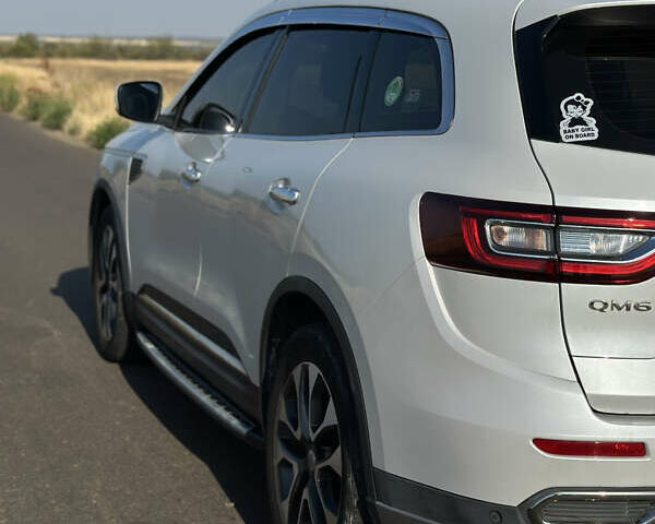 Білий Самсунг QM6, об'ємом двигуна 2 л та пробігом 104 тис. км за 18400 $, фото 5 на Automoto.ua