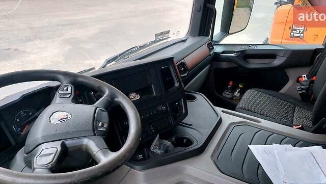 Желтый Сканиа P380 CB8X4EHZ, объемом двигателя 12.74 л и пробегом 300 тыс. км за 93118 $, фото 2 на Automoto.ua