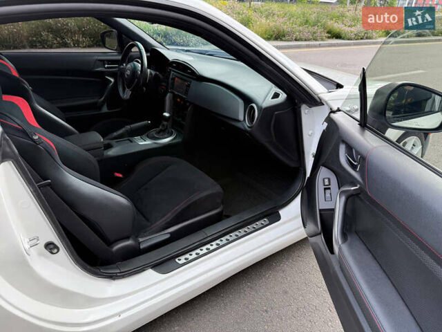 Белый Сцион FR-S, объемом двигателя 2 л и пробегом 112 тыс. км за 13500 $, фото 3 на Automoto.ua