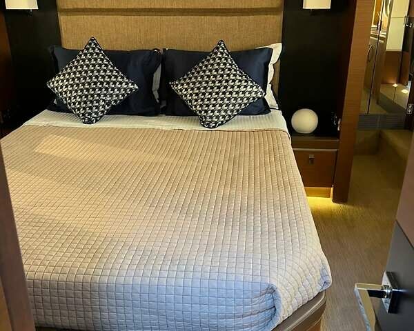 Білий СіРей Celebrety, об'ємом двигуна 70 л та пробігом 1 тис. км за 1700000 $, фото 16 на Automoto.ua