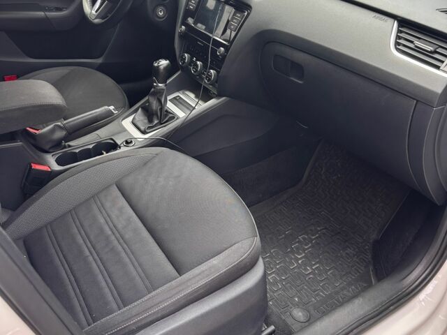 Білий Шкода 110, об'ємом двигуна 1.6 л та пробігом 230 тис. км за 14900 $, фото 8 на Automoto.ua