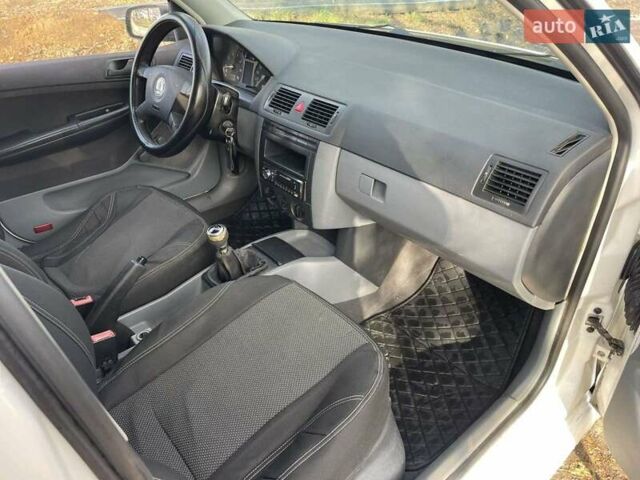 Белый Шкода Фабия, объемом двигателя 1.39 л и пробегом 300 тыс. км за 2700 $, фото 13 на Automoto.ua