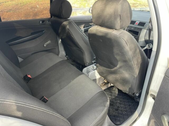 Белый Шкода Фабия, объемом двигателя 1.4 л и пробегом 300 тыс. км за 2700 $, фото 4 на Automoto.ua