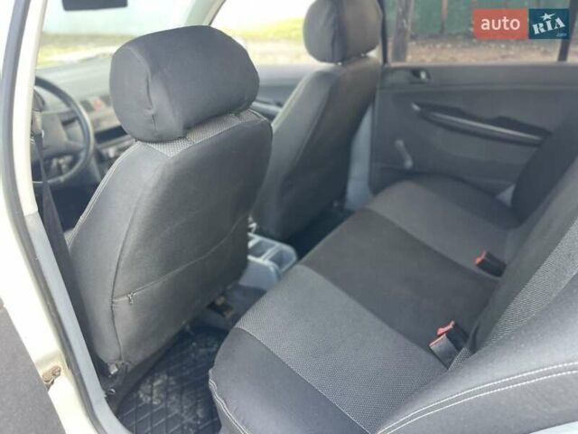 Белый Шкода Фабия, объемом двигателя 1.39 л и пробегом 300 тыс. км за 2700 $, фото 14 на Automoto.ua