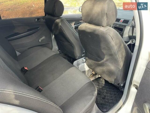 Белый Шкода Фабия, объемом двигателя 1.39 л и пробегом 300 тыс. км за 2700 $, фото 12 на Automoto.ua