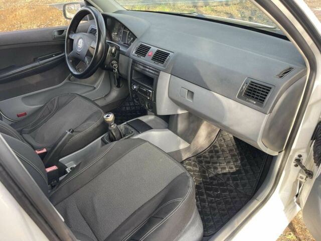 Белый Шкода Фабия, объемом двигателя 1.4 л и пробегом 300 тыс. км за 2700 $, фото 3 на Automoto.ua