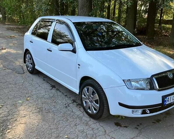 Белый Шкода Фабия, объемом двигателя 1.39 л и пробегом 332 тыс. км за 3700 $, фото 2 на Automoto.ua
