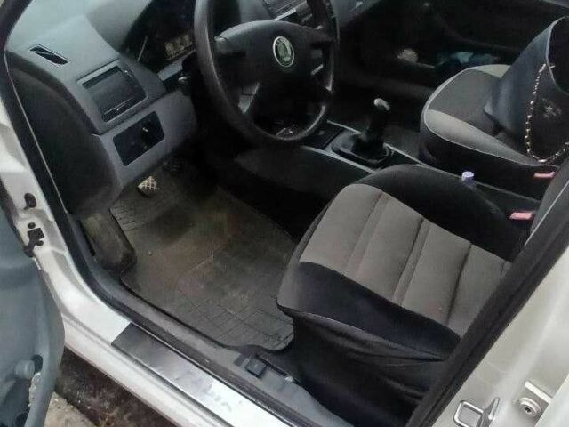 Белый Шкода Фабия, объемом двигателя 1.4 л и пробегом 165 тыс. км за 4350 $, фото 9 на Automoto.ua