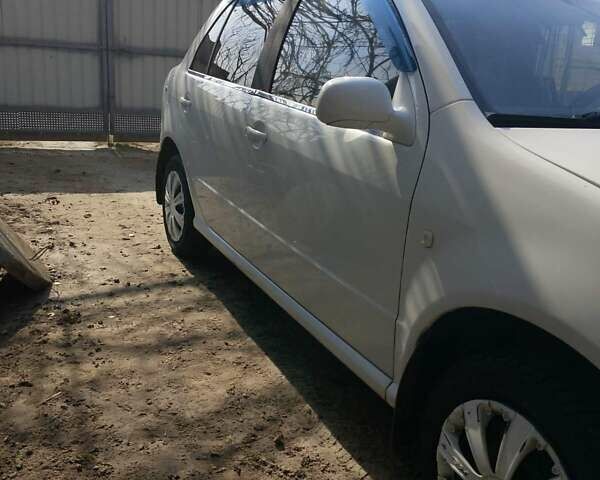 Белый Шкода Фабия, объемом двигателя 1.4 л и пробегом 237 тыс. км за 3000 $, фото 7 на Automoto.ua