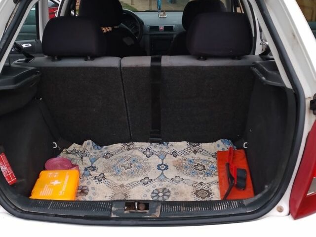 Белый Шкода Фабия, объемом двигателя 1.4 л и пробегом 314 тыс. км за 3000 $, фото 3 на Automoto.ua