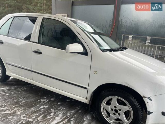 Белый Шкода Фабия, объемом двигателя 1.4 л и пробегом 325 тыс. км за 2700 $, фото 4 на Automoto.ua