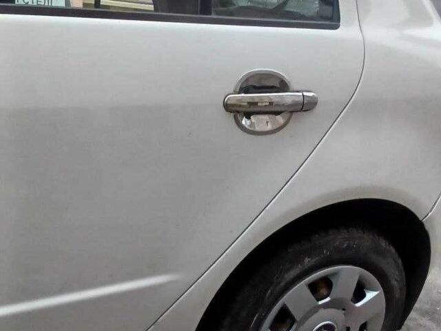 Белый Шкода Фабия, объемом двигателя 1.4 л и пробегом 165 тыс. км за 4350 $, фото 3 на Automoto.ua