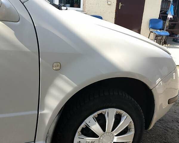 Белый Шкода Фабия, объемом двигателя 1.4 л и пробегом 237 тыс. км за 3000 $, фото 11 на Automoto.ua