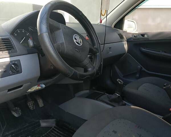 Белый Шкода Фабия, объемом двигателя 1.4 л и пробегом 237 тыс. км за 3000 $, фото 13 на Automoto.ua