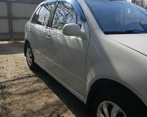 Белый Шкода Фабия, объемом двигателя 1.4 л и пробегом 237 тыс. км за 3000 $, фото 9 на Automoto.ua