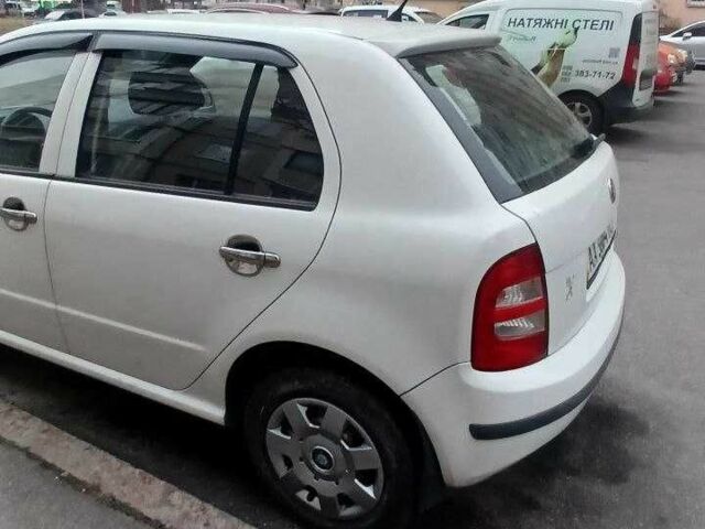 Белый Шкода Фабия, объемом двигателя 1.4 л и пробегом 165 тыс. км за 4350 $, фото 1 на Automoto.ua