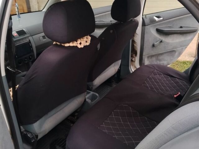 Белый Шкода Фабия, объемом двигателя 1.4 л и пробегом 314 тыс. км за 3000 $, фото 4 на Automoto.ua