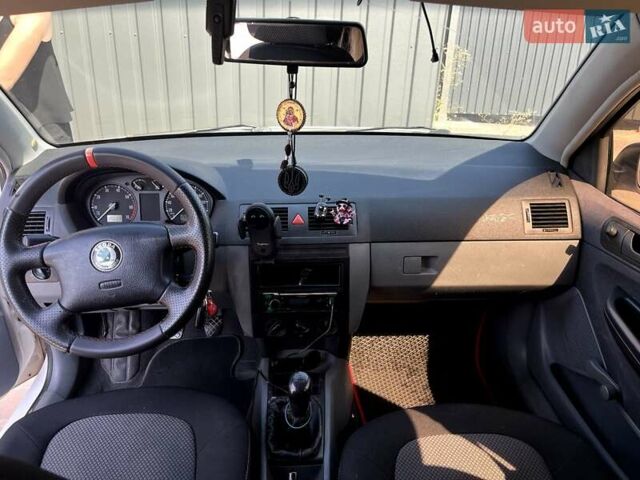 Белый Шкода Фабия, объемом двигателя 1.4 л и пробегом 263 тыс. км за 4000 $, фото 1 на Automoto.ua