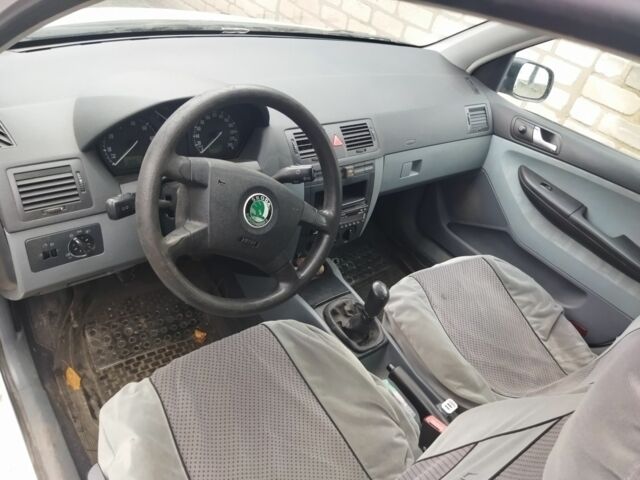 Білий Шкода Фабія, об'ємом двигуна 1.4 л та пробігом 380 тис. км за 2650 $, фото 4 на Automoto.ua