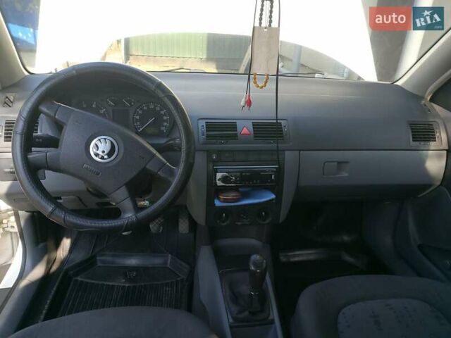 Белый Шкода Фабия, объемом двигателя 1.4 л и пробегом 237 тыс. км за 3000 $, фото 12 на Automoto.ua