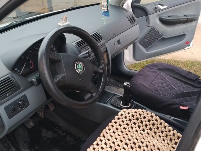 Белый Шкода Фабия, объемом двигателя 1.4 л и пробегом 314 тыс. км за 3000 $, фото 5 на Automoto.ua