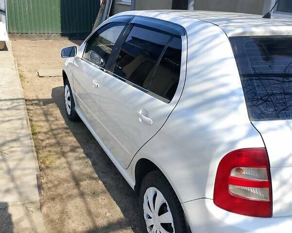 Белый Шкода Фабия, объемом двигателя 1.4 л и пробегом 237 тыс. км за 3000 $, фото 2 на Automoto.ua