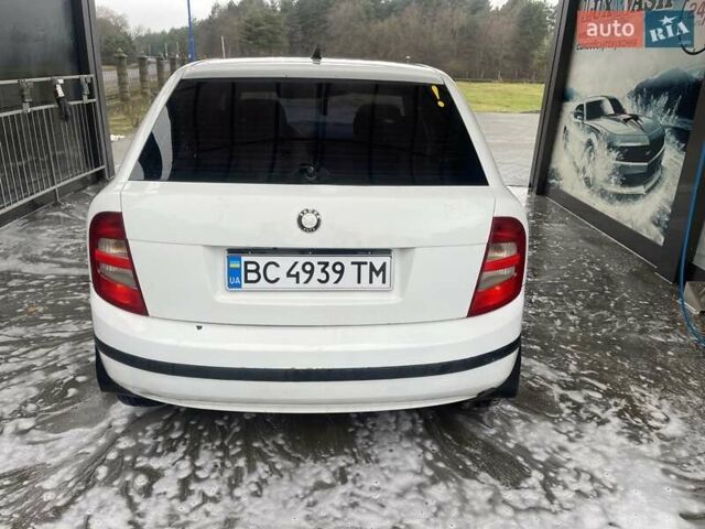 Белый Шкода Фабия, объемом двигателя 1.4 л и пробегом 325 тыс. км за 2700 $, фото 2 на Automoto.ua