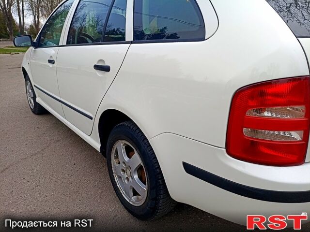 Білий Шкода Фабія, об'ємом двигуна 1.2 л та пробігом 200 тис. км за 3250 $, фото 5 на Automoto.ua