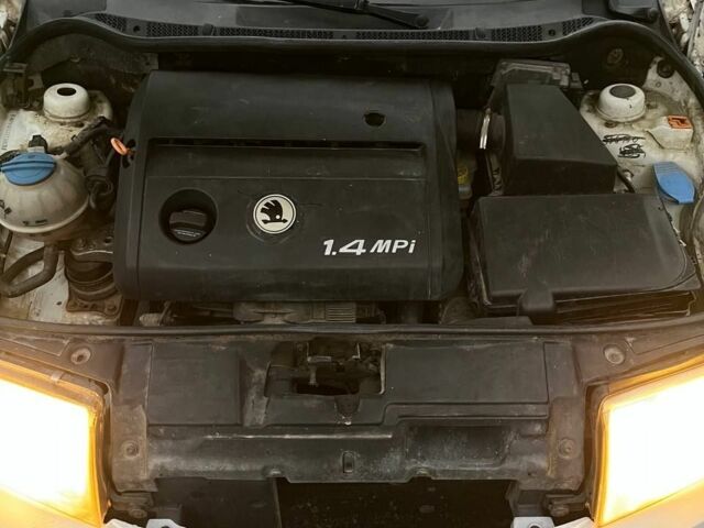 Белый Шкода Фабия, объемом двигателя 1 л и пробегом 400 тыс. км за 1150 $, фото 7 на Automoto.ua