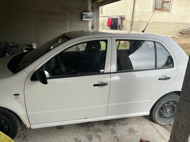 Белый Шкода Фабия, объемом двигателя 0 л и пробегом 400 тыс. км за 1500 $, фото 4 на Automoto.ua