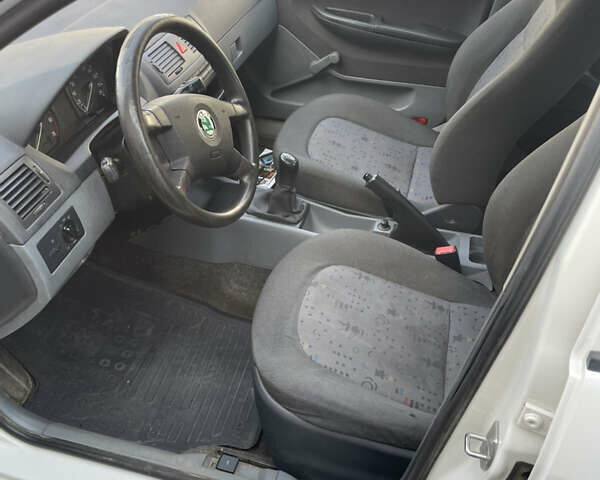 Білий Шкода Фабія, об'ємом двигуна 1.2 л та пробігом 196 тис. км за 2800 $, фото 8 на Automoto.ua