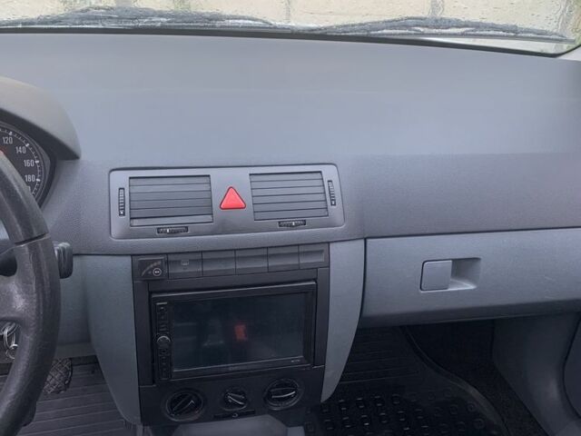 Білий Шкода Фабія, об'ємом двигуна 1.4 л та пробігом 320 тис. км за 3600 $, фото 4 на Automoto.ua