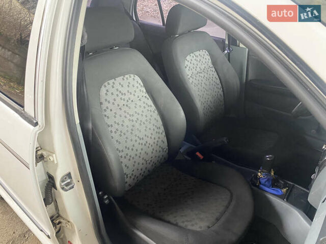 Білий Шкода Фабія, об'ємом двигуна 1.2 л та пробігом 270 тис. км за 2250 $, фото 13 на Automoto.ua