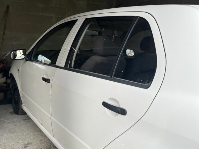 Белый Шкода Фабия, объемом двигателя 0 л и пробегом 400 тыс. км за 1500 $, фото 3 на Automoto.ua