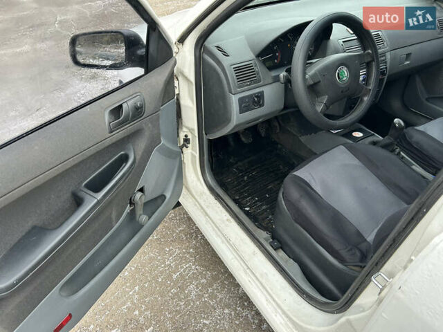 Белый Шкода Фабия, объемом двигателя 1.2 л и пробегом 167 тыс. км за 2500 $, фото 9 на Automoto.ua