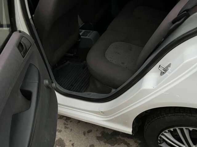 Белый Шкода Фабия, объемом двигателя 1 л и пробегом 400 тыс. км за 1150 $, фото 6 на Automoto.ua