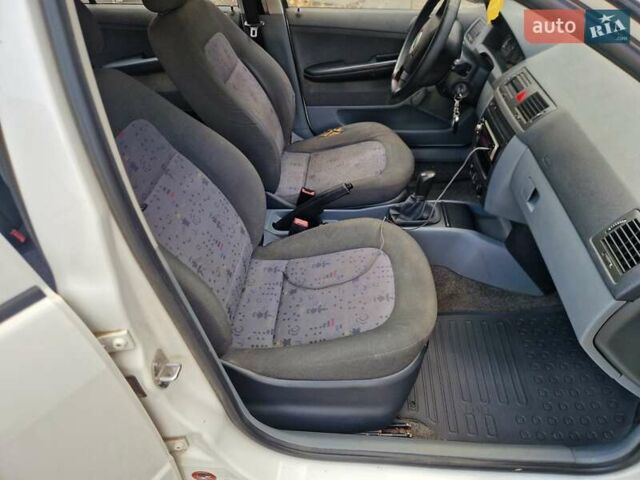 Белый Шкода Фабия, объемом двигателя 1.42 л и пробегом 366 тыс. км за 3200 $, фото 12 на Automoto.ua